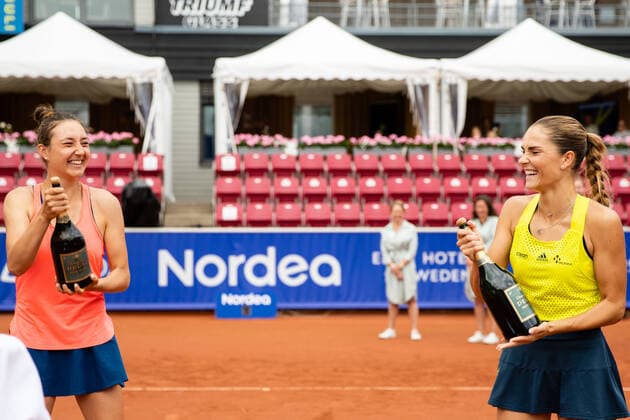 210710 Mirjam Björklund, Sverige, och Leonie Kung, Schweiz, efter segern i finalen i dubbel under dag 6 av Nordea Open den 10 juli 2021 i Bastad. Copyright: MATHILDAxAHLBERG BB210710BB852
