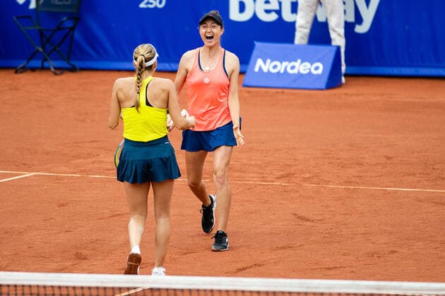 210710 Leonie Kung, Schweiz, jublar efter segern i finalen i dubbel under dag 6 av Nordea Open den 10 juli 2021 i Bastad. Copyright: MATHILDAxAHLBERG BB210710BB887