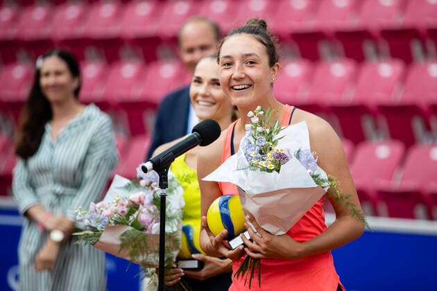 210710 Leonie Kung, Schweiz, vid prisutdelningen efter finalen i dubbel under dag 6 av Nordea Open den 10 juli 2021 i Bastad. Copyright: MATHILDAxAHLBERG BB210710BB893