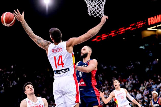 Evan Fournier (France) vs Willy Hernangomez (Espagne) BASKETBALL : France vs Espagne - Match Amical - 10 07 2021 JBAutissier Panoramic 