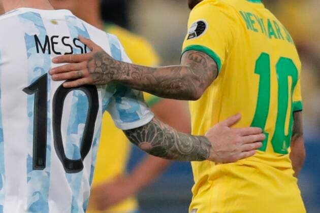 Lionel Messi of Argentina hugs Neymar of Brazil today, in the final of the Copa America at the Maracana Stadium in Rio de Janeiro, Brazil, 10 July 2021. Argentina - Brazil !ACHTUNG: NUR REDAKTIONELLE NUTZUNG!  Copyright: xANDRExCOELHOx AME1533 20210711-f2b9bec96393526e01ec4afecd3690b08328c303
