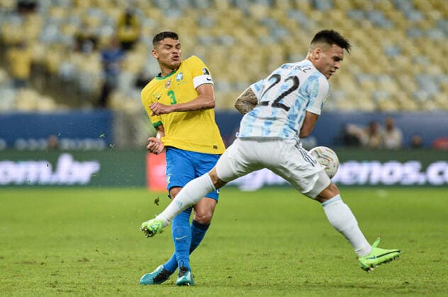 Argentina x Brasil RIO DE JANEIRO, RJ - 10.07.2021: ARGENTINA X BRASIL - Thiago Silva and Lautaro Martinez during Argentina x Brazil, a match valid for the Copa America 2021 Final, held at Maracanã Stadium, located in the city of Rio de Janeiro, RJ, this Saturday (10). (Photo: Nayra Halm Fotoarena) x2091726x  NayraxHalm