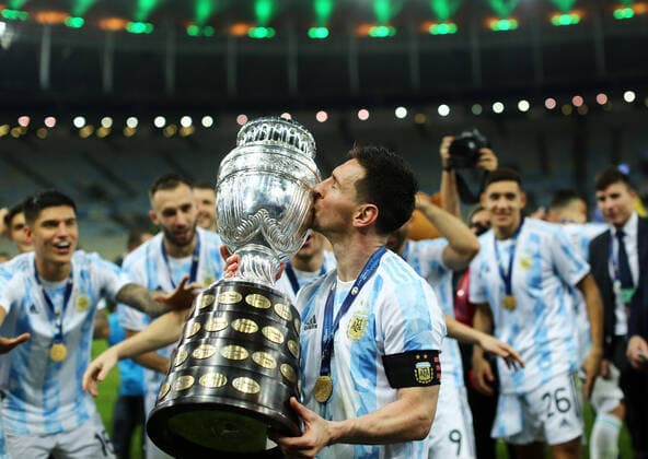 10th July 2021, Est& xe1;dio do Maracan& xe3;, Rio de Janeiro, Brazil. Copa America tournament final, Argentina versus Brazil; The Argentinian team celebrate their 0-1 win with the trophy as Lionel Messi holds up the silverware  ActionPlus12304548 HeulerxAndrey