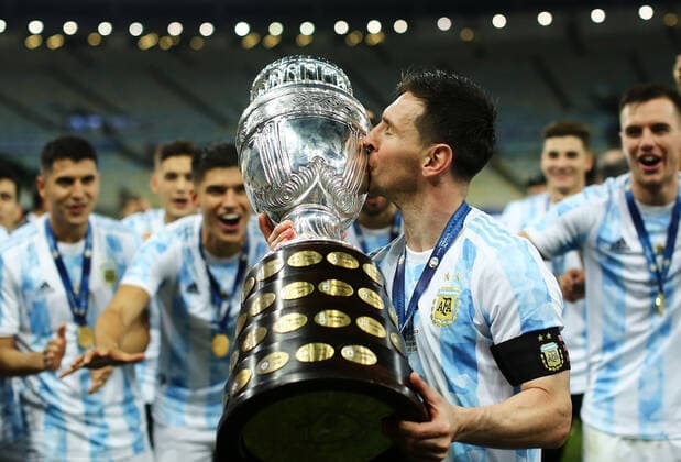 10th July 2021, Est& xe1;dio do Maracan& xe3;, Rio de Janeiro, Brazil. Copa America tournament final, Argentina versus Brazil; The Argentinian team celebrate their 0-1 win with the trophy as Lionel Messi kisses the silverware  ActionPlus12304550 HeulerxAndrey