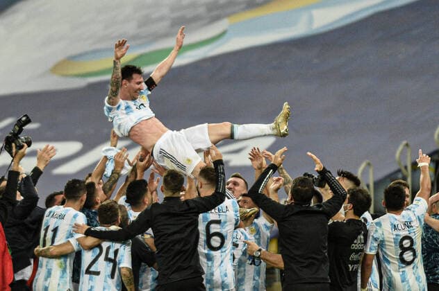 Sport Bilder des Tages Argentina x Brasil RIO DE JANEIRO, RJ - 10.07.2021: ARGENTINA X BRASIL - Messi celebrates the title. Argentina becomes champion, after Argentina x Brazil, a match valid for the Final of the Copa America 2021, held at the Maracanã Stadium, located in the city of Rio de Janeiro, RJ, this Saturday (10). (Photo: Nayra Halm Fotoarena) x2091755x  NayraxHalm