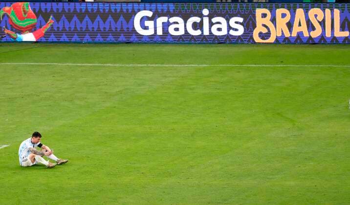 Lionel Messi of Argentina speaks on cell phone today after celebrating the victory against Brazil, in the final of the Copa America at the Maracana Stadium in Rio de Janeiro, Brazil, 10 July 2021. Argentina - Brazil !ACHTUNG: NUR REDAKTIONELLE NUTZUNG!  Copyright: xSebastiaoxMoreirax AME1606 20210711-08aa758c9664cac4424010329f3dd4b83d0bcebb
