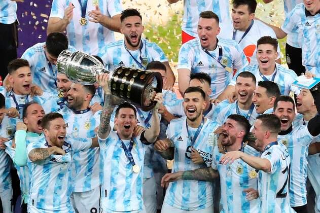 Argentine players celebrate with the cup the victory against Brazil today, in the final of the Copa America at the Maracana Stadium in Rio de Janeiro, Brazil, 10 July 2021. Argentina - Brazil !ACHTUNG: NUR REDAKTIONELLE NUTZUNG!  Copyright: xSebastiaoxMoreirax AME1605 20210711-0541026076a02885831ad9b435b583864261b58d
