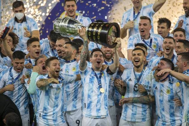 Bilder des Jahres 2021, Sport 07. Juli Sport Themen der Woche KW27 Sport Bilder des Tages Maracana Stadium Lionel Messi and Argentina celebrate with trophy after winning the final of Copa America 2021 a football match between Argentina and Brazil 1-0 with the winning goal being scored by Angel di Maria, final was held at the Maracana Stadium in Rio de Janeiro, RJ, Brazil on Saturday July 10th 2021. Richard Callis SPP Argentina v Brazil - Copa America Final 2021 