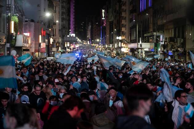 Sport Bilder des Tages (210711) -- BUENOS AIRES, July 11, 2021 -- Fans celebrate after Argentina s national football team won the Copa America final match against Brazil, in Buenos Aires, Argentina, on July 10, 2021. (Photo by Xinhua) (SP) ARGENTINA-BUENOS AIRES-COPA AMERICA-CELEBRATION MartinxSabala 