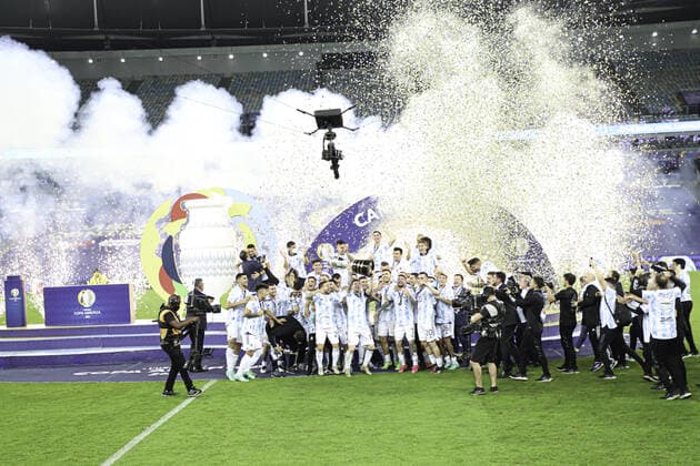 July 10, 2021, Rio de Janeiro, Brazil: Argentina s players celebrate the Copa America title after a 1-0 victory over Brazil in soccer match held at Maracana stadium, in Rio de Janeiro, on Saturday night (10).  Copyright: xLecoxVianax