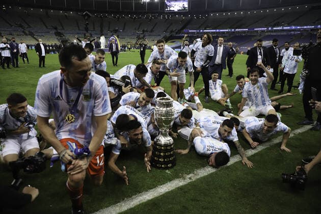 July 10, 2021, Rio de Janeiro, Brazil: Argentina s players celebrate the Copa America title after a 1-0 victory over Brazil in soccer match held at Maracana stadium, in Rio de Janeiro, on Saturday night (10).  Copyright: xLecoxVianax