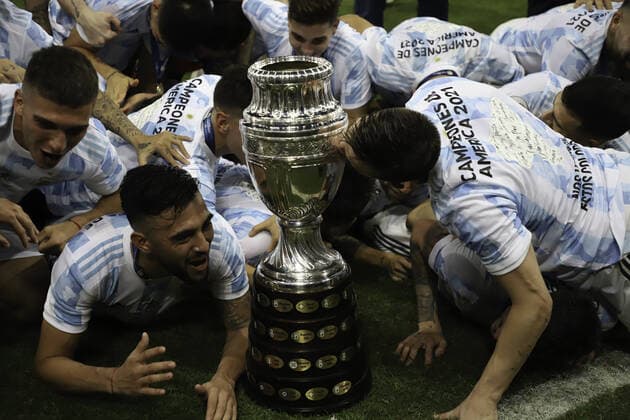 July 10, 2021, Rio de Janeiro, Brazil: Argentina s players celebrate the Copa America title after a 1-0 victory over Brazil in soccer match held at Maracana stadium, in Rio de Janeiro, on Saturday night (10).  Copyright: xLecoxVianax