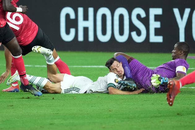 ARLINGTON, TX - JULY 10: Mexico forward Hirving Lozano (22) collides with Trinidad & Tobago goalkeeper Marvin Phillip (1) in action during a CONCACAF Gold Cup group stage match between Mexico and Trinidad & Tobago on July 10, 2021 at AT&T Stadium in Arlington, TX. (Photo by Robin Alam Icon Sportswire) SOCCER: JUL 10 Concacaf Gold Cup - Mexico v Trinidad & Tobago Icon164210710002