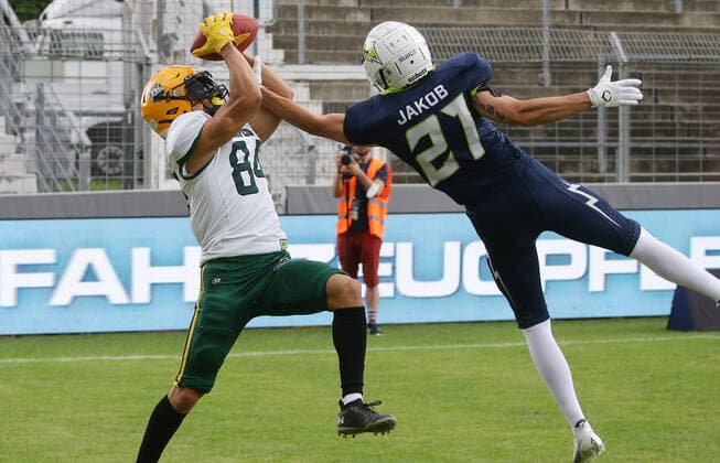 Stuttgart , European League of Football, American Football Stuttgart Surge vs. Leipzig Kings , von links: Yoshihito Omi ( Kings ) Julian Jakob ( Surge ) *** Stuttgart , European League of Football, American Football Stuttgart Surge vs Leipzig Kings , from left Yoshihito Omi Kings Julian Jakob Surge