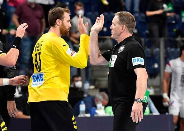 11.07.2021 - Handball - Drei Nationen Turnier - Länderspiel - Deutschland Germany vs Ägypten Egypt - - Andreas Wolff (33, Deutschland ) Alfred Gislason ( Trainer Deutschland ) klatschen ab