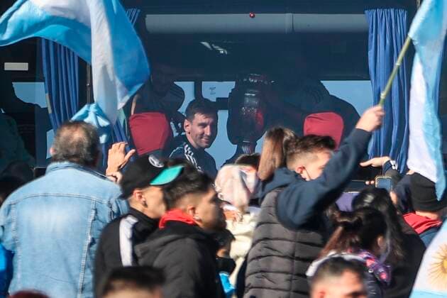 Sport Bilder des Tages Buenos Aires (Argentina), 11 07 2021.- The Argentine national team, Nationalteam player Lionel Messi smiles at the fans who greet him outside the bus that transports the team, after its arrival in Buenos Aires, Argentina, 11 July 2021. Hundreds of people received this Sunday the Argentine team, champion of the Copa América 2021. Argentina beat Brazil 1-0 yesterday in the final of the Copa América with a goal from Ángel Di María at the Maracaná stadium in Rio de Janeiro and, With his 15th continental trophy, he ended a 28-year titleless fast. Argentina s Copa América champion team arrives in Buenos Aires amid ovations !ACHTUNG: NUR REDAKTIONELLE NUTZUNG!  Copyright: xJuanxIgnacioxRoncoronix AME1636 20210711-ae83b3906bab60bf3d1764abf9db16aaaf0e4723