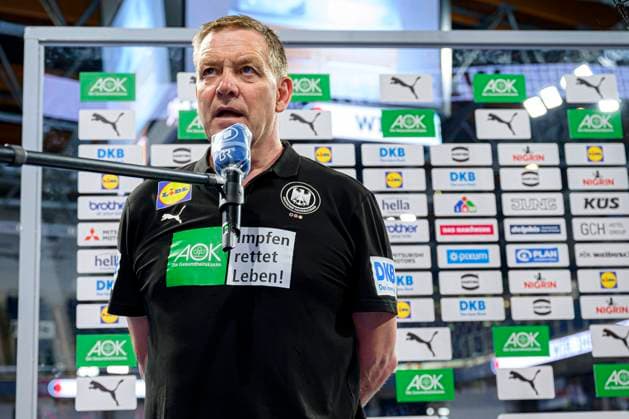 Nürnberg, Deutschland 11. Juli 2021: IHF - Drei-Nationen-Turnier - Deutschland vs. Aegypten Trainer Alfred Gislason (Deutschland) im ARD Interview Nürnberg Arena Nürnberger Versicherung Bayern Deutschland