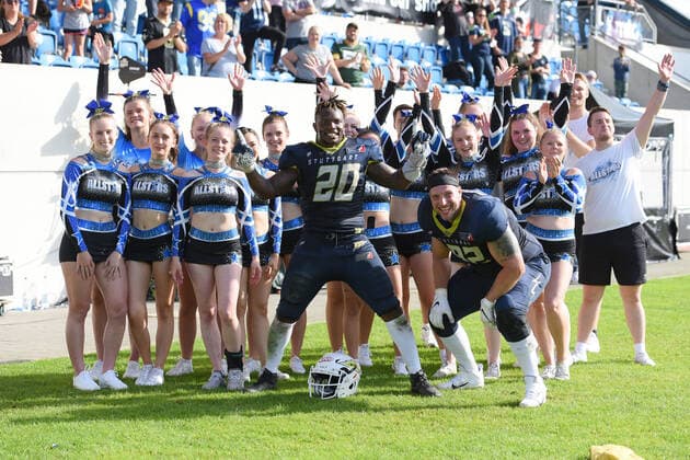 Dale Warren ( 20, Linebacker , Stuttgart Surge) und Tobias Burkhardt ( 92, Defensive linemen, Stuttgart Surge) mit den Cheerleeder American Football, ELF, European Leaguen of Football, Week 4, 11.07.2021 Foto:Eibner Tobias Baur Stuttgart Surge vs. Leipzig Kings European Leaguen of Football, Week 4 , 11.07.2021 Stuttgart *** Dale Warren 20, Linebacker , Stuttgart Surge and Tobias Burkhardt 92, Defensive linemen, Stuttgart Surge with the Cheerleeder American Football, ELF, European Leaguen of Football, Week 4, 11 07 2021 Foto Eibner Tobias Baur Stuttgart Surge vs Leipzig Kings European Leaguen of Football, Week 4 , 11 07 2021 Stuttgart Copyright: xEibner-Pressefotox EP_TBR