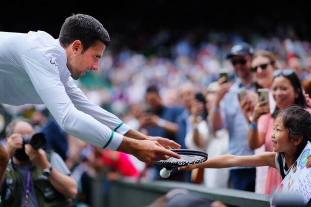 Sport Bilder des Tages Mandatory Credit: Photo by Javier Garcia Shutterstock (12204578fx) Novak Djokovic hands his racquet to a young fan after victory in the Gentlemen s Singles final Wimbledon Tennis Championships, Day 13, The All England Lawn Tennis and Croquet Club, London, UK - 11 Jul 2021 Wimbledon Tennis Championships, Day 13, The All England Lawn Tennis and Croquet Club, London, UK - 11 Jul 2021  Copyright: xJavierxGarcia Shutterstockx 12204578fx