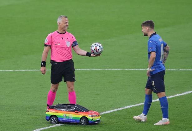 London, England, 11th July 2021. Referee Bjorn Kuipers receives the ball from a remote controlled car during the UEFA EURO, EM, Europameisterschaft,Fussball 2020 final at Wembley Stadium, London. Picture credit should read: David Klein Sportimage EDITORIAL USE ONLY. No use with unauthorised audio, video, data, fixture lists, club league logos or live services. Online in-match use limited to 120 images, no video emulation. No use in betting, games or single club league player publications. SPI-1094-0047