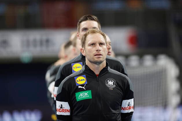 11.07.2021, Handball, Drei-Nationen-Turnier 2021, Deutschland - Aegypten, GER, Nuernberg, Arena Nuernberger Versicherung Bild: v. li. Die Deutsche Mannschaft bei der Nationalhymne der Bundesrepublik Deutschlandm Steffen Weinhold (Deutsche-National vorne Copyright: HMBxMedia xHeikoxBecker
