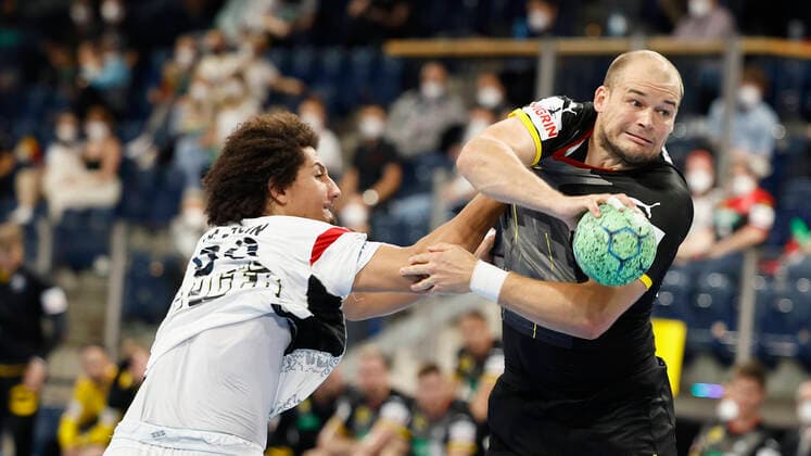 11.07.2021, Handball, Drei-Nationen-Turnier 2021, Deutschland - Aegypten, GER, Nuernberg, Arena Nuernberger Versicherung Bild: v. li. Ali Zein (Aegypten) und Paul Drux (Deutsche-Nationalmannschaft) Copyright: HMBxMedia xHeikoxBecker