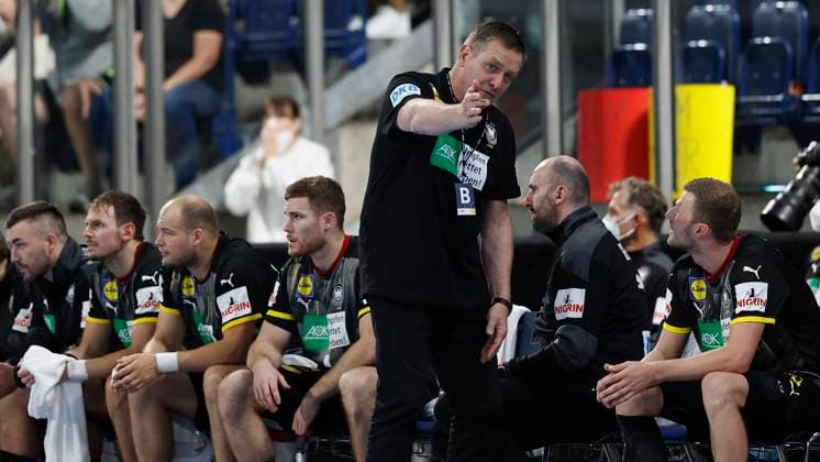11.07.2021, Handball, Drei-Nationen-Turnier 2021, Deutschland - Aegypten, GER, Nuernberg, Arena Nuernberger Versicherung Bild: v. li. Trainer Alfred Gislason (Deutsche-Nationalmannschaft) gibt Anweisungen an Philipp Weber (Deutsche-Nationalmannschaft) Copyright: HMBxMedia xHeikoxBecker