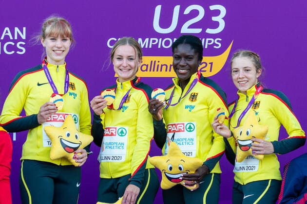 Bilder des Jahres 2021, Sport 07. Juli Sport Themen der Woche KW27 Sport Bilder des Tages U23-Europameisterschaften 11.07.2021 Die siegreiche 4 x 100 m Staffel von Deutschland mit der Goldmedaille bei der Siegerehrung, v.l.n.r.: Talea Prepens (GER), Sophia Junk (GER), Keshia Beverly Kwadwo (GER), Lilly Kaden (GER), bei den U23-Europameisterschaften 11.07.2021 in Tallinn, EST *** U23 European Championships 11 07 2021 The winning 4 x 100 m relay team of Germany with the gold medal at the award ceremony, f l n r Talea Prepens GER , Sophia Junk GER , Keshia Beverly Kwadwo GER , Lilly Kaden GER , at the U23 European Championships 11 07 2021 in Tallinn, EST Copyright: xBEAUTIFULxSPORTS TobiasxLacknerx