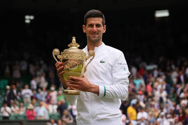 Bilder des Jahres 2021, Sport 07. Juli Sport Themen der Woche KW27 (210712) -- LONDON, July 12, 2021 -- Novak Djokovic of Serbia celebrates with the trophy after winning the men s final match between Novak Djokovic of Serbia and Matteo Berrettini of Italy at Wimbledon tennis Championship in London, Britain, on July 11, 2021. (Photo by Xinhua) (SP)BRITAIN-LONDON-TENNIS-WIMBLEDON-MEN S FINAL TimxIreland 
