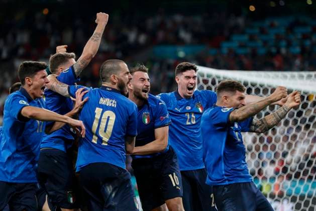 (210712) -- LONDON, July 12, 2021 -- Players of Italy celebrate after winning the final between England and Italy at the UEFA EURO, EM, Europameisterschaft,Fussball 2020 in London, Britain, on July 11, 2021. ) (SP)BRITAIN-LONDON-FOOTBALL-UEFA EURO 2020-FINAL HanxYan 