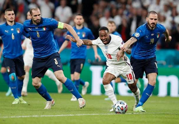 Sport Themen der Woche KW27 Sport Bilder des Tages (210712) -- LONDON, July 12, 2021 -- England s Raheem Sterling (2nd R) vies with Giorgio Chiellini (2nd L) and Leonardo Bonucci of Italy during the final between England and Italy at the UEFA EURO, EM, Europameisterschaft,Fussball 2020 in London, Britain, on July 11, 2021. ) (SP)BRITAIN-LONDON-FOOTBALL-UEFA EURO 2020-FINAL HanxYan 