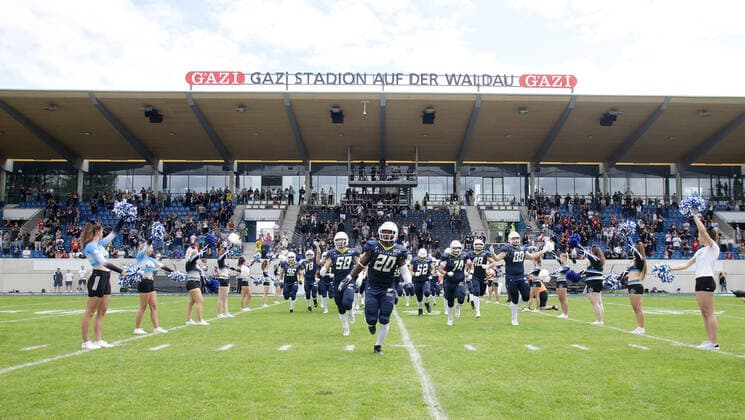 Stuttgart , European League of Football, American Football Stuttgart Surge vs. Leipzig Kings , Team Stuttgart beim Einlaufen