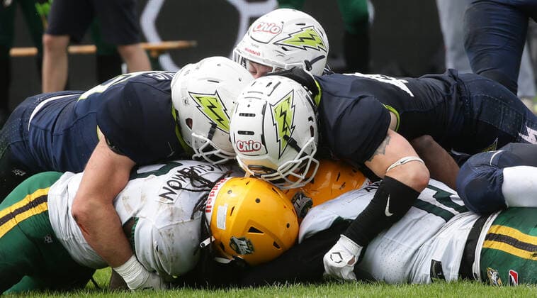 Stuttgart , European League of Football, American Football Stuttgart Surge vs. Leipzig Kings , Surge Spieler auf ihrem gegner