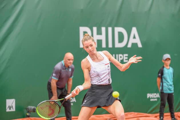 Switzerland: 1st qualifying match, Lausanne 2021 tennis tournament WTA, Tennis Damen 250 Lausanne Switzerland, 07 12 2021: Simona Walter of Switzerland is in action during 1st day of qualifying match, Lausanne 2021 tennis tournament WTA 250 (Poto by Eric Dubost Pacific Press) Lausanne Switzerland Copyright: EricxDubost