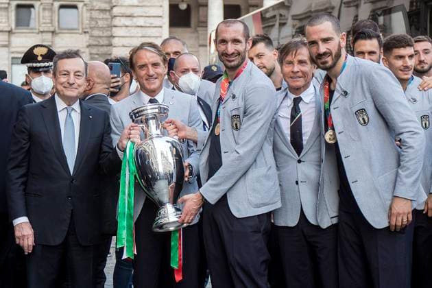 Sport Bilder des Tages Photo Roberto Monaldo LaPresse 12-07-2021 Rome (Italy) Soccer Chigi palace - Prime Minister Mario Draghi receives the European Champion national football team In the pic Gabriele Gravina, Mario Draghi, Roberto Mancini, Giorgio Chiellini, Gabriele Oriali, Leonardo Bonucci  Copyright: xRobertoxMonaldo LaPressex