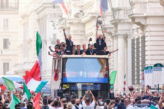 Bilder des Jahres 2021, Sport 07. Juli Sport Themen der Woche KW28 Sport Bilder des Tages Photo Mauro Scrobogna LaPresse July 12, 2021& xa0; Rome, Italy Soccer Euro 2020 - celebrations of the Italian national team, Nationalteam in Rome In the photo: a huge crowd for the Italian national team in via del Corso  Copyright: xMauroxScrobogna LaPressex