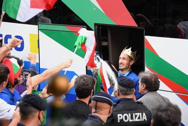 Sport Themen der Woche KW28 FUSSBALL Euro 2021 12.07.2021 Europameister Italien bei der Ankunft im Hotel Parco dei Principi in Rom: Kapitaen Giorgio Chiellini steigt mit Krone und EM Pokal aus dem Mannschaftsbus.