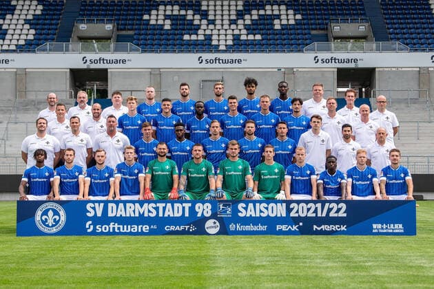 12.07.2021, xfux, Fussball 2.Bundesliga, SV Darmstadt 98, 2.BL, Porträttermin 2021 2022, Mannschaftsfoto, emonline, emspor, v.l. hi. Reihe v.li.: Physiotherapeut Dirk Schmitt, Betreuer Michael Richter, Betreuer Jonas Nietzel, Thomas Mattias Poppler Isherwood, Luca Pfeiffer, Lasse Sobiech, Aaron Seydel, Patric Pfeiffer, Mannschaftsarzt Dr. Philip Jessen, Mannschaftsarzt Dr. Ingo Schwinnen, Mannschaftsarzt Dr. Alexander Lesch, 3. Reihe v.li.: Teammanager Michael Stegmayer, Betreuer Matthias Neumann, Clemens Riedel, Emir Karic, Erich Berko, Mathias Honsak, Philipp Tietz, Ensar Arslan, Physiotherapeut Bjoern Rein, Physiotherapeut Sebastian Pommer, 2. Reihe v.li: Rehatrainer Florian Bauer, Athletiktrainer und Videoanalyst Kai Peter Schmitz, Torwarttrainer Dimo Wache, Benjamin Goller, Frank Ronstadt, Jannik Mueller, Tobias Kempe, Fabian Schnellhardt, Co-Trainer Analyse Maximilian Hahn, Co-Trainer Ovid Hajou, Trainer Torsten Lieberknecht, Vordere Reihe v.li.: John Peter Sesay, Matthias Bader, Adrian Stanilewicz, Tim Skarke, Steve Kroll, Marcel Schuhen, Morten Behrens, Antonis Makatounakis, Fabian Holland, Braydon Manu, Leon Mueller, Marvin Mehlem Darmstadt