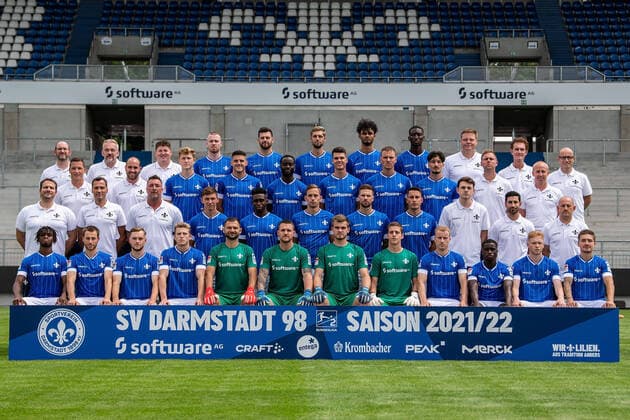 12.07.2021, xfux, Fussball 2.Bundesliga, SV Darmstadt 98, 2.BL, Porträttermin 2021 2022, Mannschaftsfoto, emonline, emspor, v.l. hi. Reihe v.li.: Physiotherapeut Dirk Schmitt, Betreuer Michael Richter, Betreuer Jonas Nietzel, Thomas Mattias Poppler Isherwood, Luca Pfeiffer, Lasse Sobiech, Aaron Seydel, Patric Pfeiffer, Mannschaftsarzt Dr. Philip Jessen, Mannschaftsarzt Dr. Ingo Schwinnen, Mannschaftsarzt Dr. Alexander Lesch, 3. Reihe v.li.: Teammanager Michael Stegmayer, Betreuer Matthias Neumann, Clemens Riedel, Emir Karic, Erich Berko, Mathias Honsak, Philipp Tietz, Ensar Arslan, Physiotherapeut Bjoern Rein, Physiotherapeut Sebastian Pommer, 2. Reihe v.li: Rehatrainer Florian Bauer, Athletiktrainer und Videoanalyst Kai Peter Schmitz, Torwarttrainer Dimo Wache, Benjamin Goller, Frank Ronstadt, Jannik Mueller, Tobias Kempe, Fabian Schnellhardt, Co-Trainer Analyse Maximilian Hahn, Co-Trainer Ovid Hajou, Trainer Torsten Lieberknecht, Vordere Reihe v.li.: John Peter Sesay, Matthias Bader, Adrian Stanilewicz, Tim Skarke, Steve Kroll, Marcel Schuhen, Morten Behrens, Antonis Makatounakis, Fabian Holland, Braydon Manu, Leon Mueller, Marvin Mehlem Darmstadt