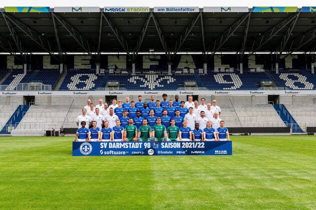 12.07.2021, xfux, Fussball 2.Bundesliga, SV Darmstadt 98, 2.BL, Porträttermin 2021 2022, Mannschaftsfoto, emonline, emspor, v.l. hi. Reihe v.li.: Physiotherapeut Dirk Schmitt, Betreuer Michael Richter, Betreuer Jonas Nietzel, Thomas Mattias Poppler Isherwood, Luca Pfeiffer, Lasse Sobiech, Aaron Seydel, Patric Pfeiffer, Mannschaftsarzt Dr. Philip Jessen, Mannschaftsarzt Dr. Ingo Schwinnen, Mannschaftsarzt Dr. Alexander Lesch, 3. Reihe v.li.: Teammanager Michael Stegmayer, Betreuer Matthias Neumann, Clemens Riedel, Emir Karic, Erich Berko, Mathias Honsak, Philipp Tietz, Ensar Arslan, Physiotherapeut Bjoern Rein, Physiotherapeut Sebastian Pommer, 2. Reihe v.li: Rehatrainer Florian Bauer, Co-Trainer Kai Peter Schmitz, Torwarttrainer Dimo Wache, Benjamin Goller, Frank Ronstadt, Jannik Mueller, Tobias Kempe, Fabian Schnellhardt, Co-Trainer Analyse Maximilian Hahn, Co-Trainer Ovid Hajou, Trainer Torsten Lieberknecht, Vordere Reihe v.li.: John Peter Sesay, Matthias Bader, Adrian Stanilewicz, Tim Skarke, Steve Kroll, Marcel Schuhen, Morten Behrens, Antonis Makatounakis, Fabian Holland, Braydon Manu, Leon Mueller, Marvin Mehlem Darmstadt