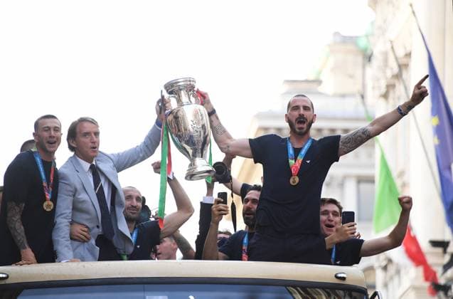 FUSSBALL Euro 2021 12.07.2021 Europameister Italien feiert in einem offenen Buss in den Strassen von Rom den Titel: Federico Bernardeschi, Trainer Roberto Mancini, Giorgio Chiellini, Torwart Salvatore Sirigu, Leonardo Bonucci mit Pokal und Federico Chiesa (v.li.)