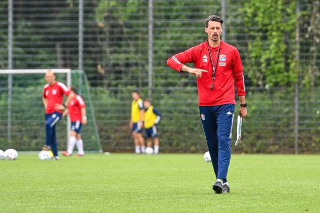 Sport Themen der Woche KW28 Sport Bilder des Tages Trainer Sandro Wagner (SpVgg Unterhaching) läuft gestikulierend über den Trainingsplatz und gibt Anweisungen, 13.07.2021, Unterhaching (Deutschland), Fussball, Regionalliga Bayern, Training SpVgg Unterhaching, DFB DFL REGULATIONS PROHIBIT ANY USE OF PHOTOGRAPHS AS IMAGE SEQUENCES AND OR QUASI-VIDEO.
