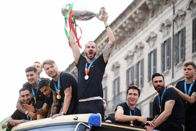 FUSSBALL Euro 2021 12.07.2021 Europameister Italien feiert in einem offenen Buss in den Strassen von Rom den Titel: Torwart Gianluigi Donnarumma, Giovanni Di Lorenzo, Lorenzo Insigne, Ciro Immobile, Leonardo Bonucci mit EM Pokal, Federico Chiesa, Torwart Salvatore Sirigu und Nicolo Barella (v.li.) *** FOOTBALL Euro 2021 12 07 2021 European champion Italy celebrates the title in an open bus in the streets of Rome Goalkeeper Gianluigi Donnarumma, Giovanni Di Lorenzo, Lorenzo Insigne, Ciro Immobile, Leonardo Bonucci with EM trophy, Federico Chiesa, goalkeeper Salvatore Sirigu and Nicolo Barella v li