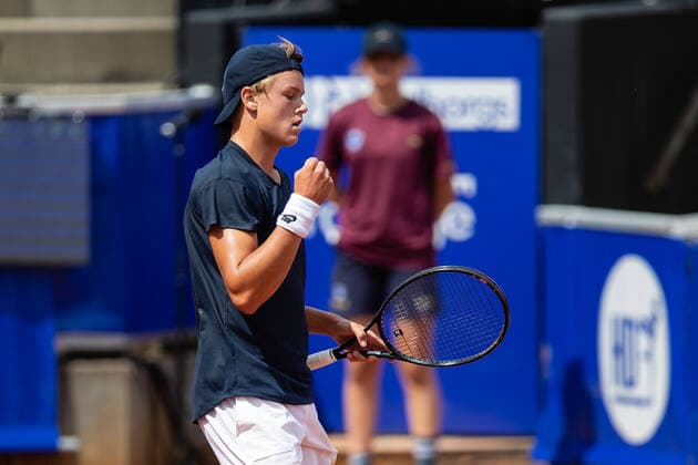 210713 Holger Rune, Danmark, jublar i singel under dag 9 av Nordea Open den 13 juli 2021 i Bastad. Copyright: MATHILDAxAHLBERG BB210713BB171