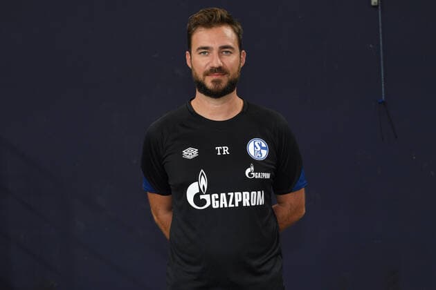 Physiotherapeut Tim Roussis; FC Schalke 04; 1.BL, Porträttermin 2021 2022 Gelsenkirchen Nordrhein-Westfalen Deutschland
