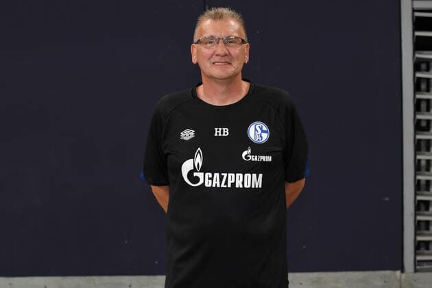 Zeugwart Holger Blumenstein; FC Schalke 04; 1.BL, Porträttermin 2021 2022 Gelsenkirchen Nordrhein-Westfalen Deutschland