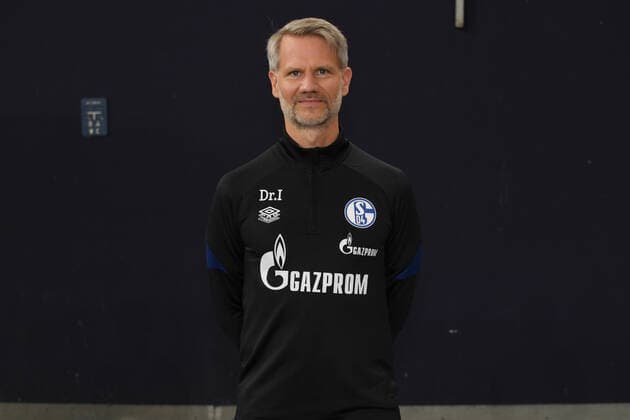 Dr. Patrick Ingelfinger; FC Schalke 04; 1.BL, Porträttermin 2021 2022 Gelsenkirchen Nordrhein-Westfalen Deutschland