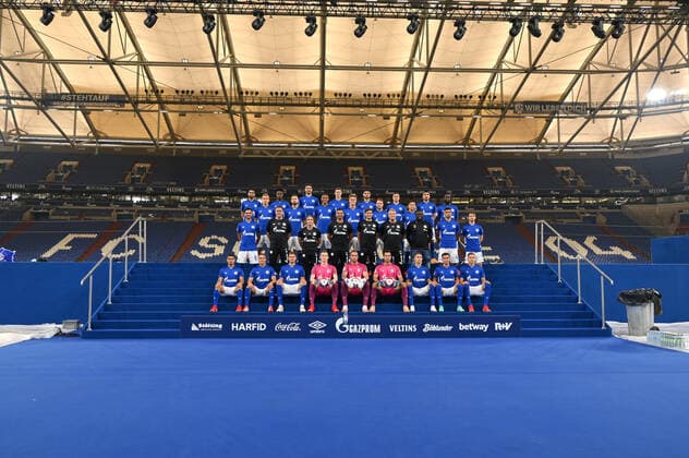 FC Schalke 04; 2.BL, Porträttermin 2021 2022, Mannschaftsfoto, Obere Reihe von links nach rechts: Omar Mascarell, Hamza Mendyl, Marcin Kaminski, Florian Flick, Kerim Calhanoglu, Blendi Idrizi, Nassim Boujellab, Salif Sane Zweite Reihe von links nach rechts: Timo Becker, Matija Nastasic, Malick Thiaw, Marius Bülter, Thomas Ouwejan, Amine Harit Dritte Reihe von links nach rechts: Danny Latza, Wil Coort, Sven Piepenbrock, Dimitrios Grammozis, Matthias Kreutzer, Michael Büskens, Gerald Asamoah, Victor Palsson, Benito Raman. Untere Reihe von links nach rechts: Levent Mercan, Can Bozdogan, Simon Terodde, Markus Schubert, Ralf Fährmann, Michael Langer, Reinhold Ranftl, Mehmet Can Aydin, Marvin Pieringer. Gelsenkirchen Nordrhein-Westfalen Deutschland