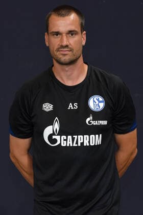 Athletiktrainer Alexander Storck; FC Schalke 04; 1.BL, Porträttermin 2021 2022 Gelsenkirchen Nordrhein-Westfalen Deutschland