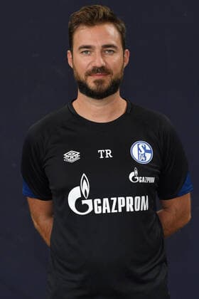 Physiotherapeut Tim Roussis; FC Schalke 04; 1.BL, Porträttermin 2021 2022 Gelsenkirchen Nordrhein-Westfalen Deutschland